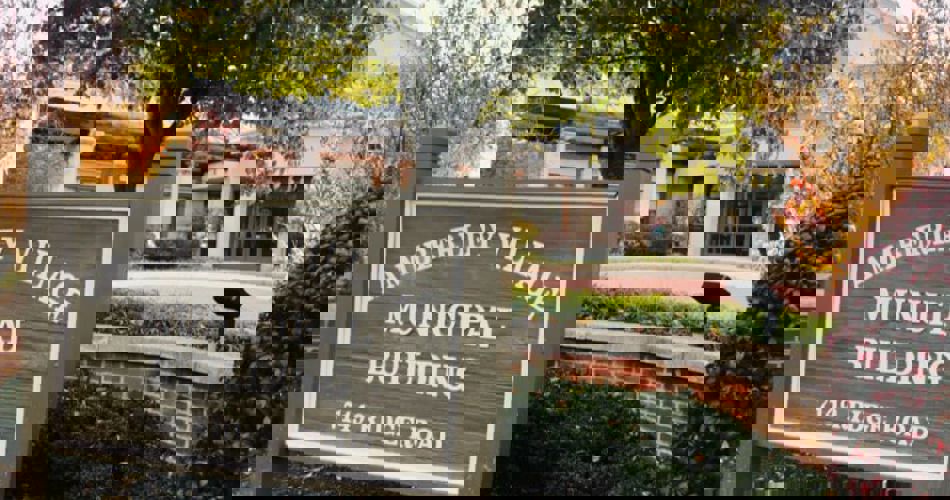 Amberleyvillagemunicipalbldg11732pm